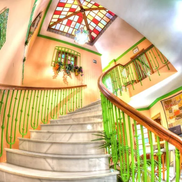 Charming Nerja Hostel, hotel in Nerja