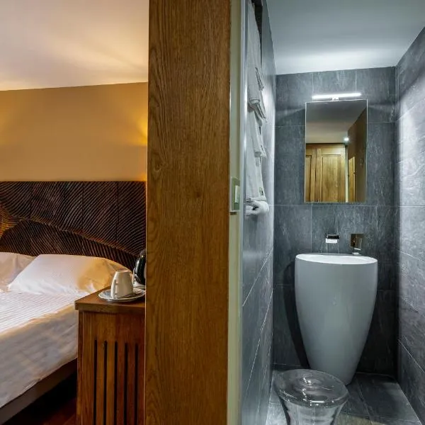 Demeures & Châteaux Auberge de la Tour - Hôtel & Restaurants - Marcolès Auvergne, hotel v destinaci Marcolès