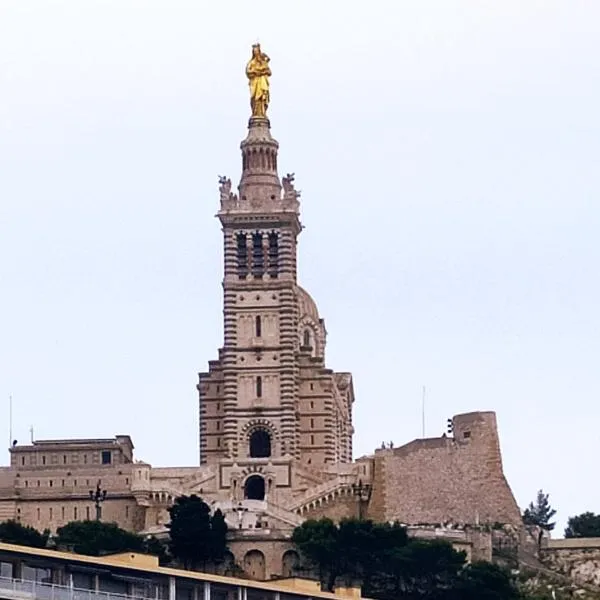 T2 Vue sur la Basilique de Notre Dame de la Garde, hôtel à Marseille