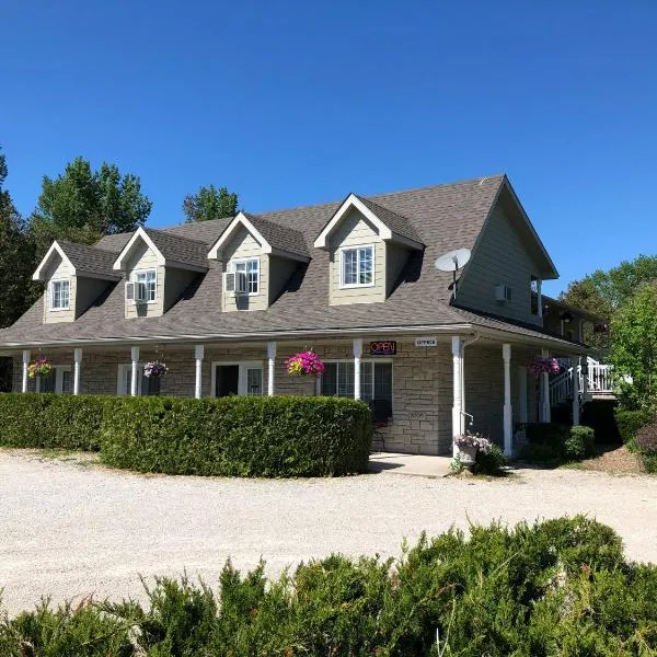 Adventure the Bruce Inn - Recently Renovated With Outdoor Hot Tub, Hotel in Tobermory
