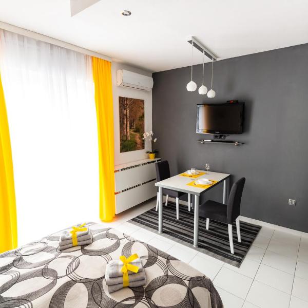 BLACK & YELLOW Centrally located studio