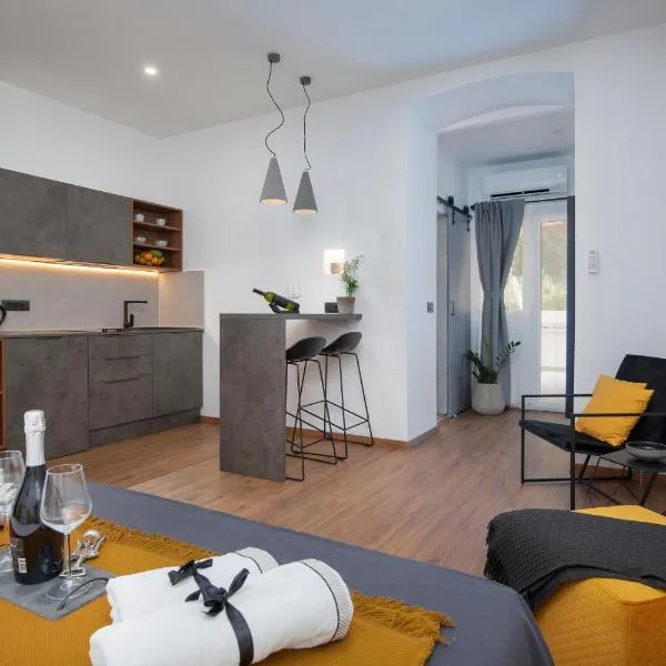 Deluxe Rooms and Apartments Korzo, хотел в Пула