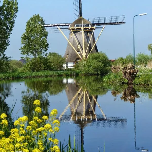 Mondriaanmolen, a real Windmill close to Amsterdam, hotel in Abcoude