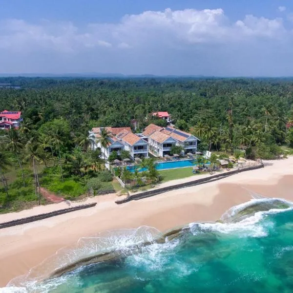 Sri Sharavi Beach Villas & Spa - with 43 metre saltwater infinity pool, hotel v Mirisse (jih)