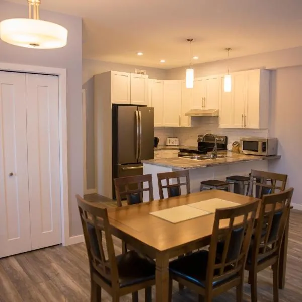 Downtown Whitehorse 4 bedrooms deluxe condo, hotel in Whitehorse