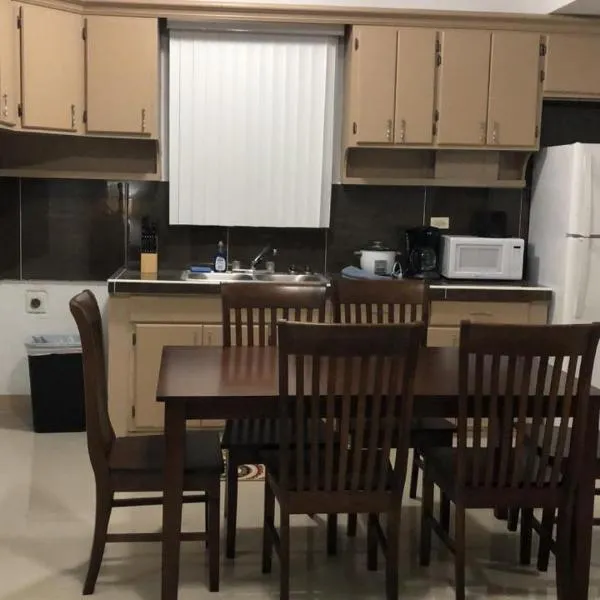 BEAUTIFUL 3 BEDROOM PRIVATE UNIT, FREE PARKING, FREE WIFI，位于Sinajana的酒店