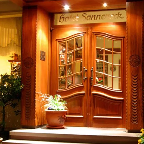 Landhotel Sonneneck - Hotel & Apartments – hotel w mieście Breuna