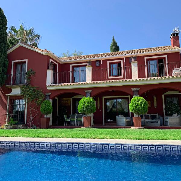 VILLA NABRISA MARBELLA, 5 BEDROOM, PRIVATE POOL, GARDEN, BBQ