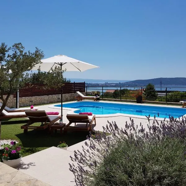 Holiday home Magic view with private heated pool, hotel di Kaštela