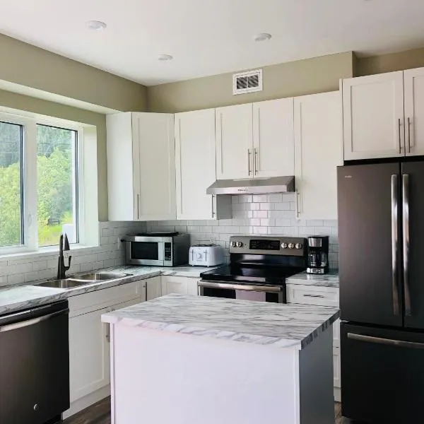 Downtown Whitehorse Deluxe 2 Bedroom Condo, hotel in Whitehorse