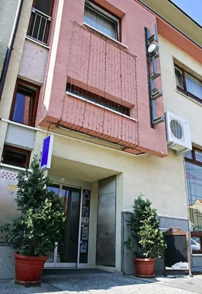 Hotel Maxim، فندق في سفاتي جور