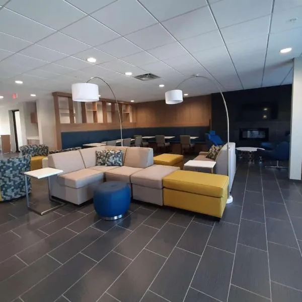 Microtel Inn & Suites by Wyndham Loveland，位于拉夫兰的酒店