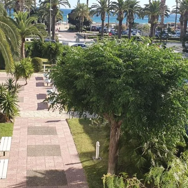 Encantadora vivienda en el paseo marítimo de Salou, hotel in Salou