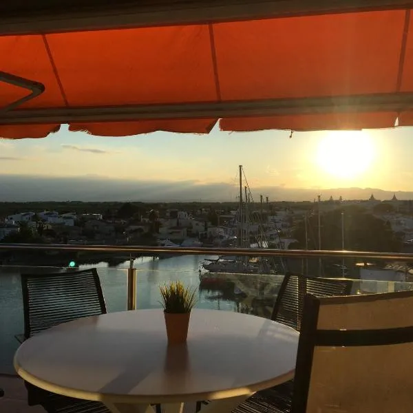 Vue Panoramique sur la Mediterrannée, appartement sur canal & proche plage, hotel en Roses