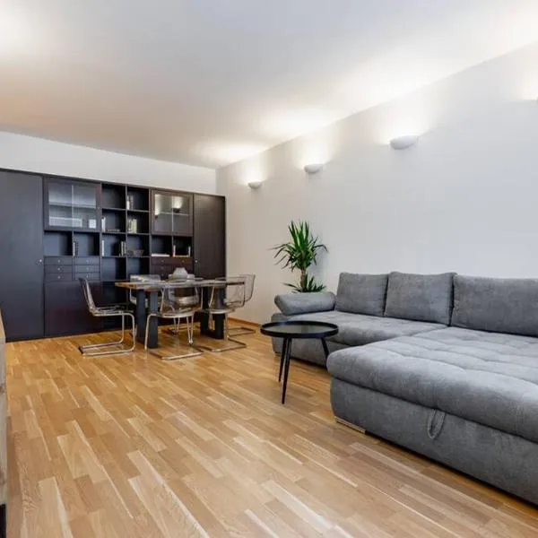 Charming Apartment with Balcony, Close to Stephansdom Cathedral, hotel in Vienna