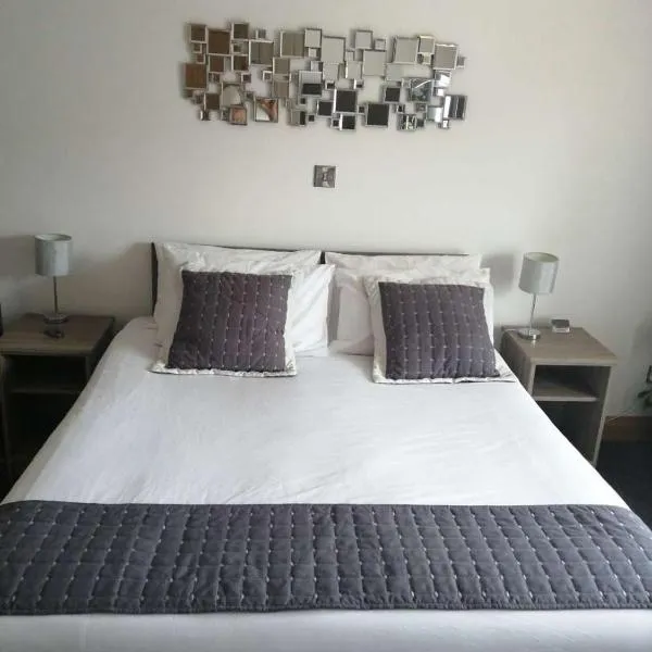 Reveller Bar Lodgings, ξενοδοχείο σε Ντόνεγκαλ