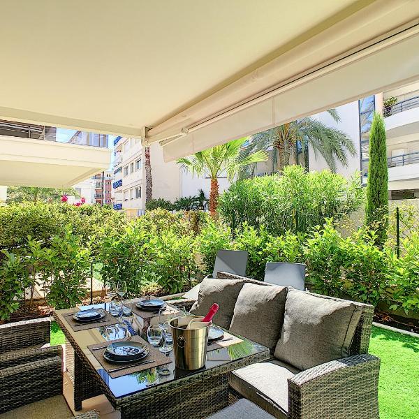 Palm Beach apartment with a pool in the residence