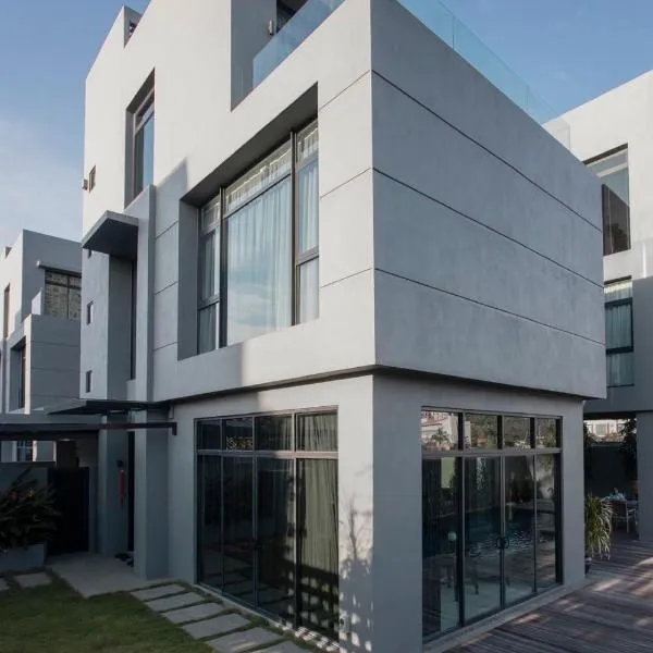 Lavanya H Villa 12A Luxury bungalow with private swimming pool H 豪华泳池别墅, hotel in Pantai Cenang