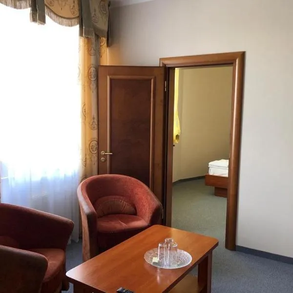 Готель Леон, hotel v destinaci Zwiahl