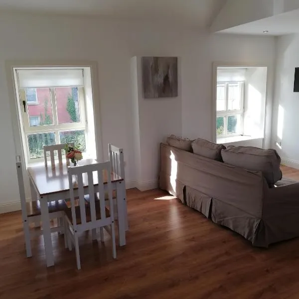 McGrath's Bar & Accommodation Causeway，位于Causeway的酒店