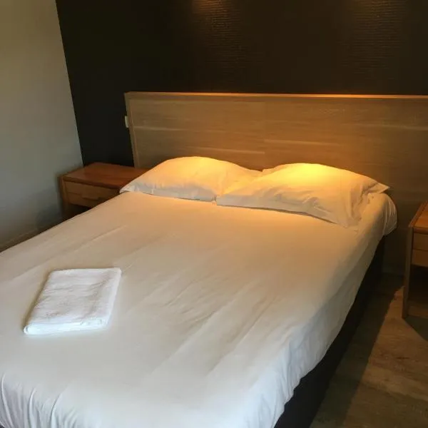 Hôtel le Bretagne et Restaurant Le Papillon, отель в городе Gorron