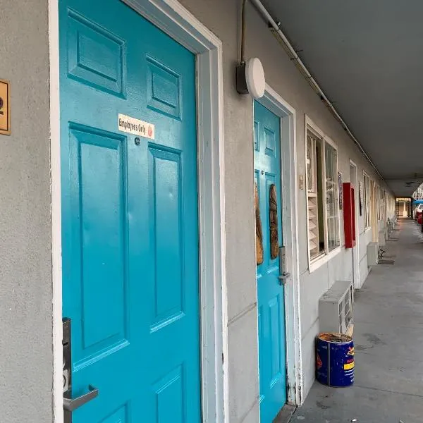 Tiki Lodge McHenry - Downtown Modesto, hotel v destinaci Modesto