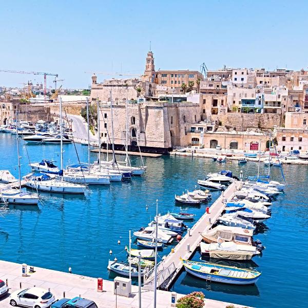 Vittoriosa' Seafront 2 Bed Highly Furnished Apartment