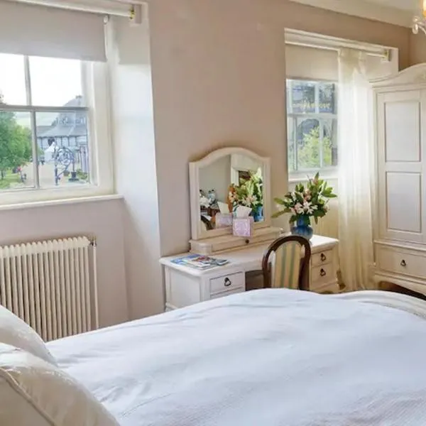 No 6 The Square Tearooms & Accommodation, hotel u gradu Bakston