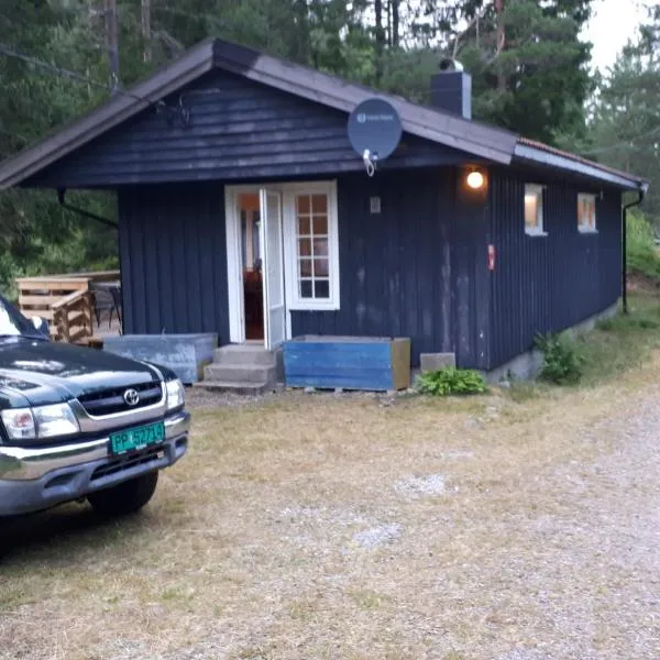 Granheim Hytte med 2 soverom、Birkelandのホテル