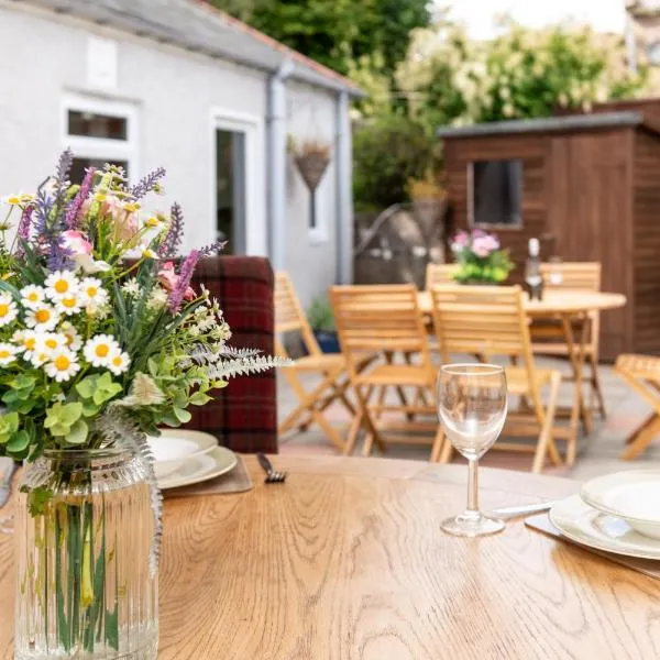 Dormie Cottage, lovely bright and spacious bungalow with wood fire, hotel v destinaci Ballater