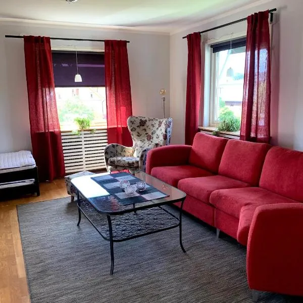 2 rum och kök på Färjestad, hotel in Karlstad
