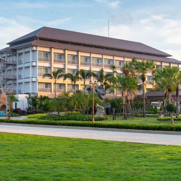 Swan Lake Hotel Sattahip，位于梭桃邑的酒店