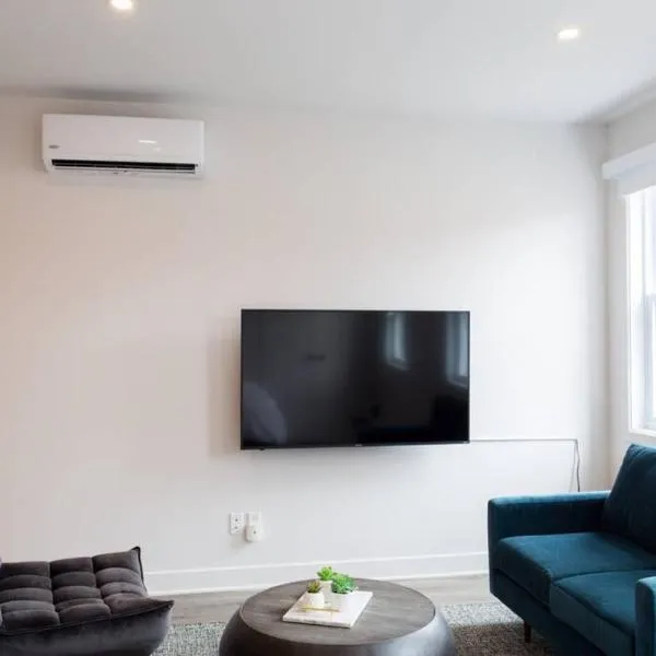 Live Like a Local in this Superb Loft by Den Stays, hotel u Montreal