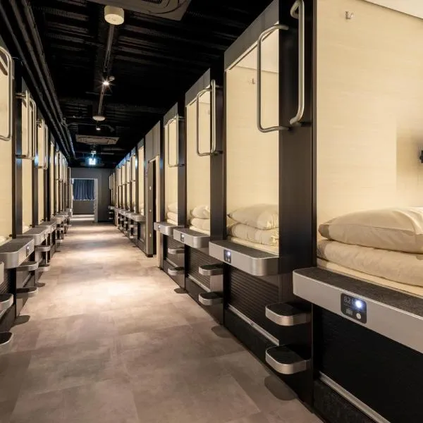 Capsule Hotel Cube Hiroshima, hotel in Hiroshima