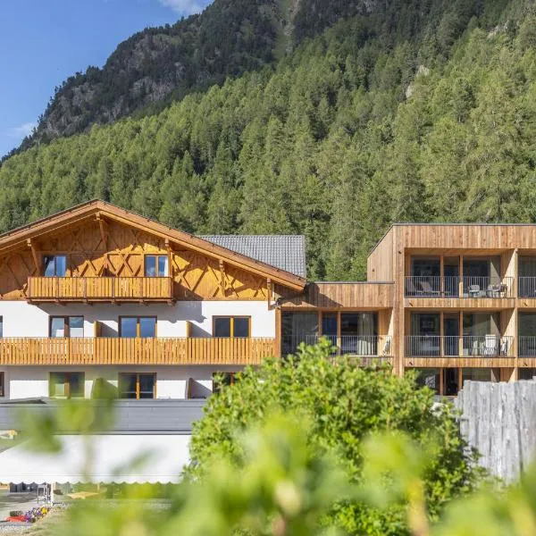 Almhotel Glieshof, hotel in Malles Venosta