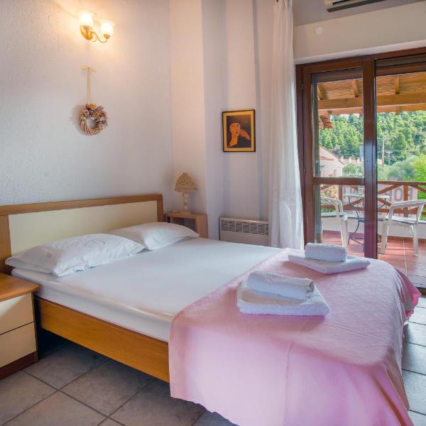 Casa Costa for 7 guests near Fourka beach