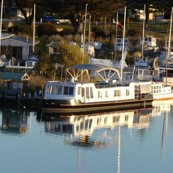 Swamp Fox luxury 2BR Dutch Barge, Hotel in Goolwa