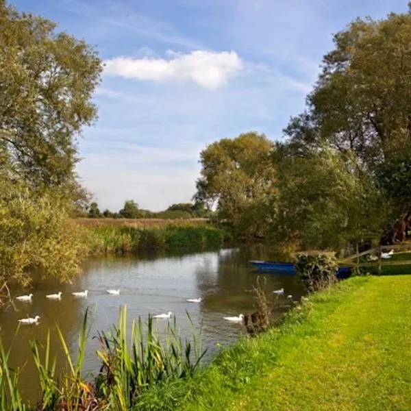 Cherbridge Lodges - Riverside lodges, short lets (business or holidays), Hotel in Oxford