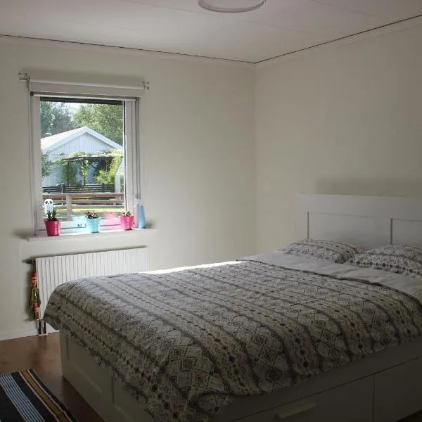 Private room for rent in a villa with garden view, ξενοδοχείο σε Älmhult