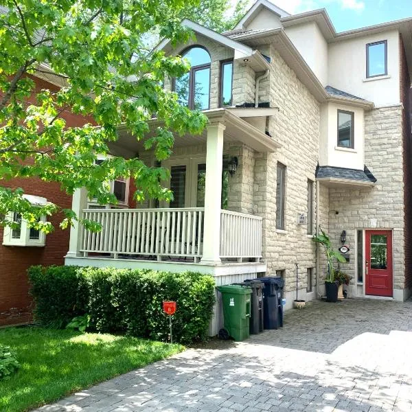 Luxury Home - Upper Toronto Beaches, Hotel in Toronto