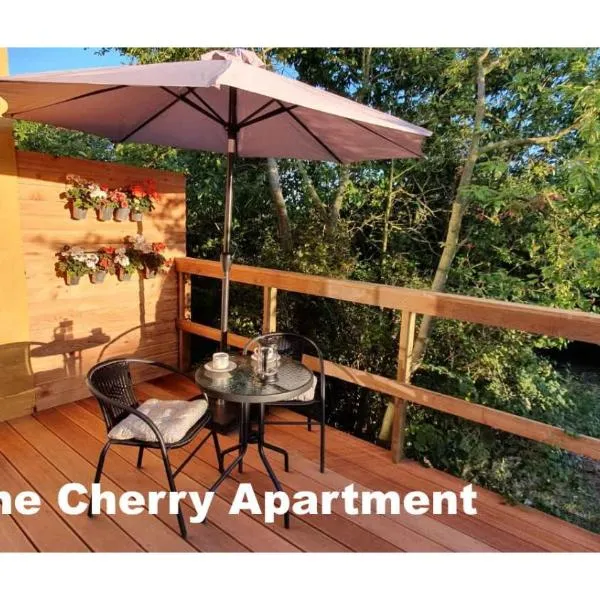 The Cherry Apartment - 'Den Gule Svane' Guest House near Rønne & Beach, hotel in Rønne