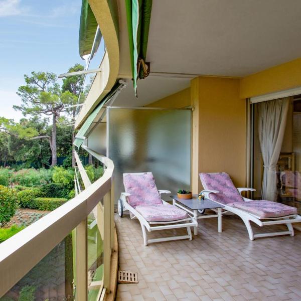 Spacious 2br with terrace and swimming pool near the sea in Nice Welkeys