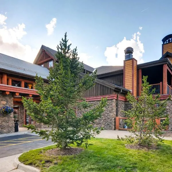 Ski-in/out condo with vaulted ceilings, hot tub, pool, gym & game room, hotel en Breckenridge