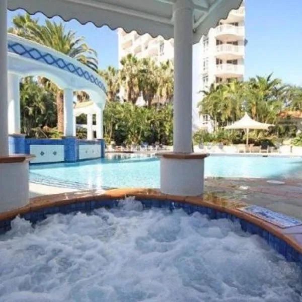 Charming Broadbeach unit - Soothing pool views, hotel in Gold Coast