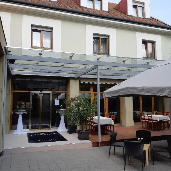 LONDON Boutique hotel & Restaurant, hôtel à Trnava