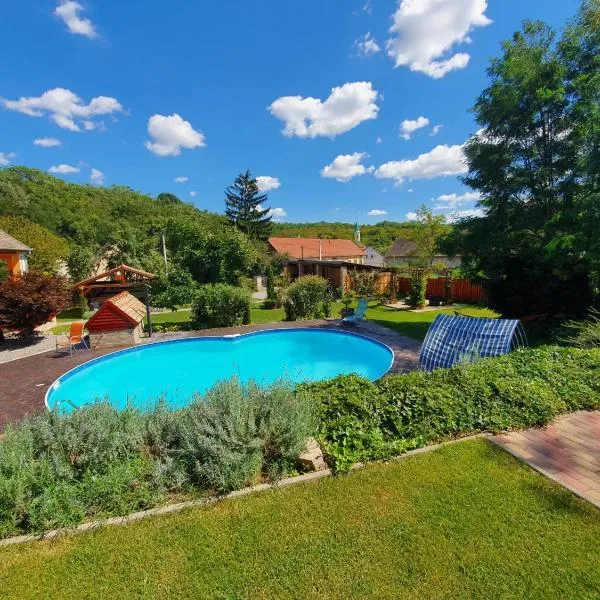 Vakantiehuis Casa Mama met prive zwembad, ξενοδοχείο σε Monyoród