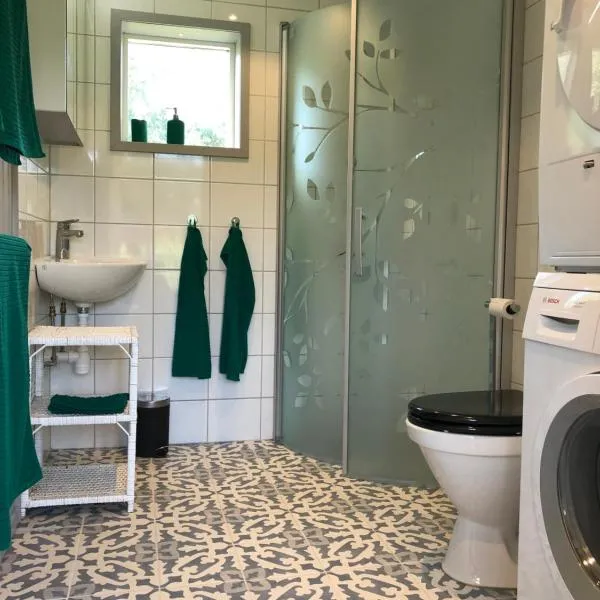 Mysig nybyggd stuga nära hav och natur, hotel in Klövedal