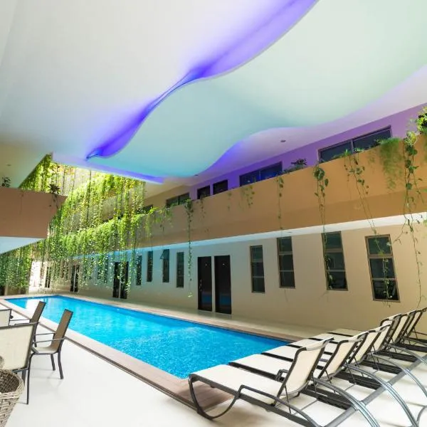Palmarena Rooms & Residences - Long Stay Comfort with Parking, Sauna, Gym & Pool - Steps from 5th Avenue, hotel v destinaci Playa del Carmen