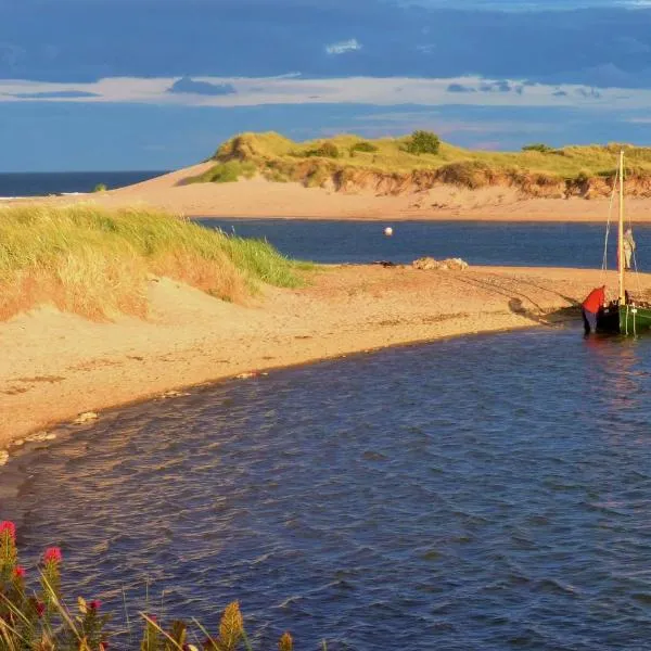 Alnmouth Coastal properties close to Beach with Parking, hotel in Alnmouth
