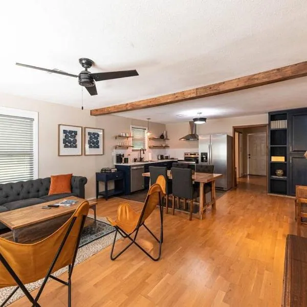 Escape to a Restored 1920s East Waco Bungalow、ウェイコのホテル